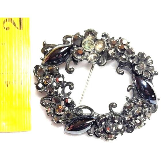 Vtg Hollycraft Brooch MCM Oval Wreath Circle Black Flowers Rhinestones Hematite - Picture 3 of 7